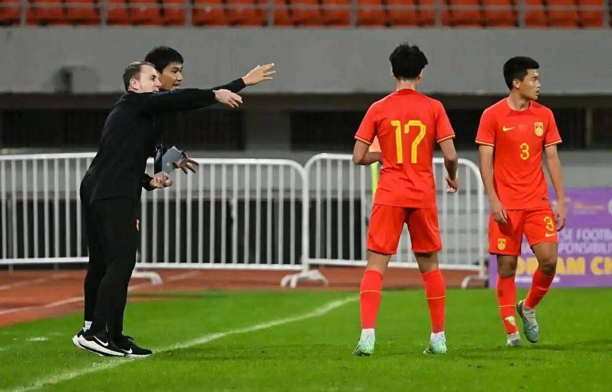 临时主帅赛场指挥出色,率队取得胜利 临时主帅赛场指挥出色,率队取得胜利