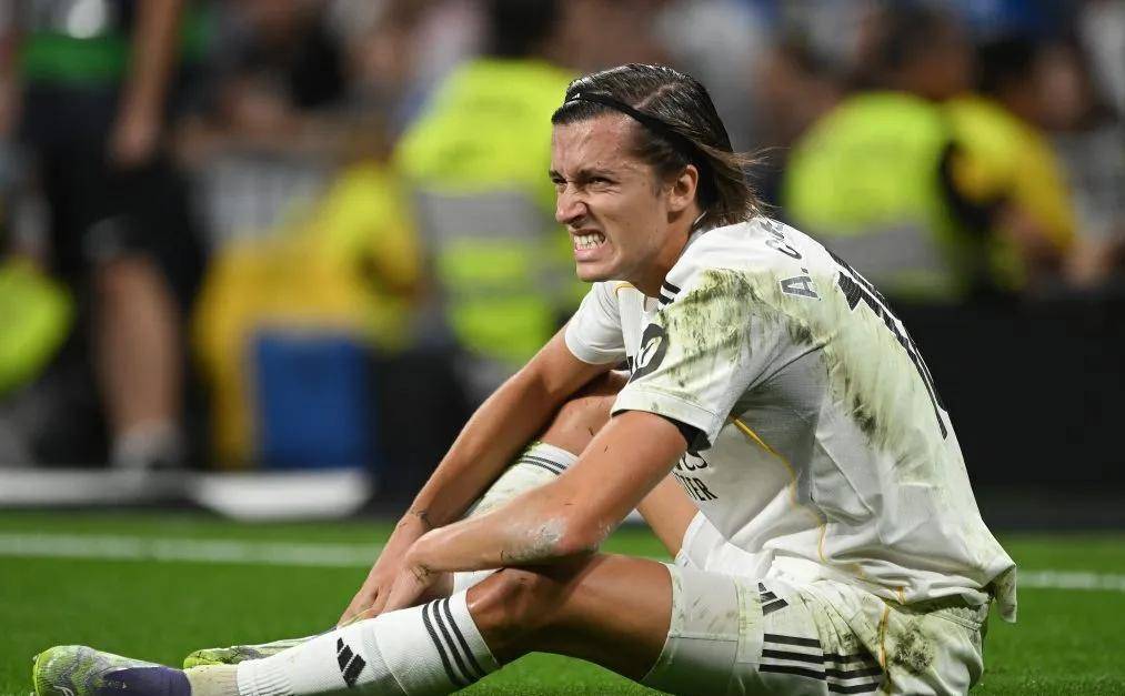 包含皇马中场发威,曼联难挡连胜势头的词条 包含皇马中场发威,曼联难挡连胜势头的词条