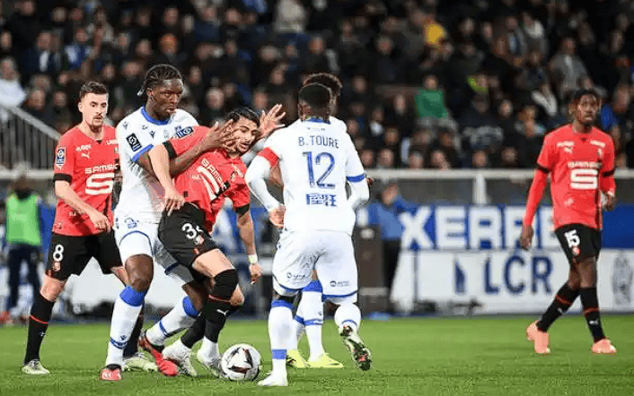 关于西布朗力压伯明翰：战胜对手的信息